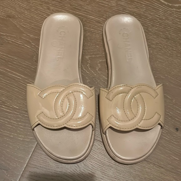 Chanel logo slide sandals - Picture 1 of 4